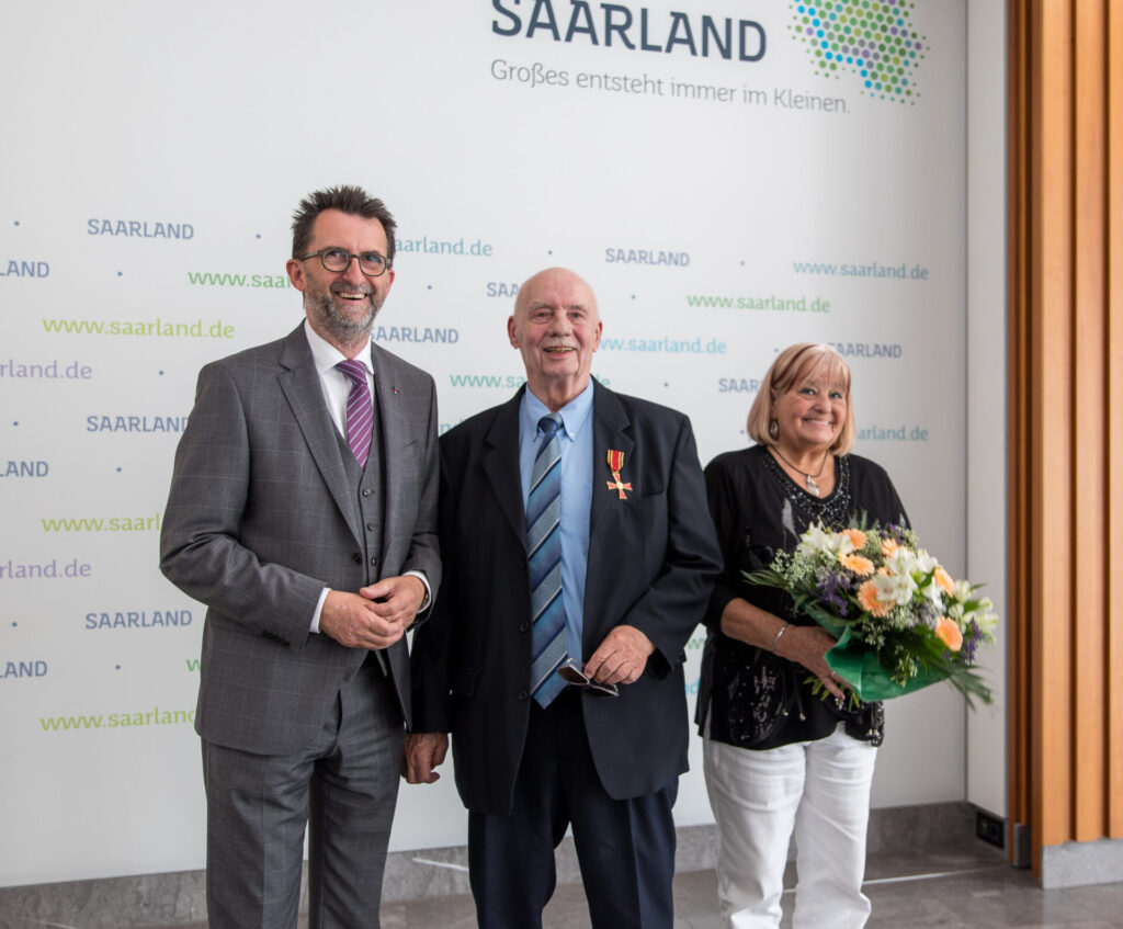 Rüdiger Zakrzewski und Frau mit Minister Reinhold Jost - © Staatskanzlei/Pf