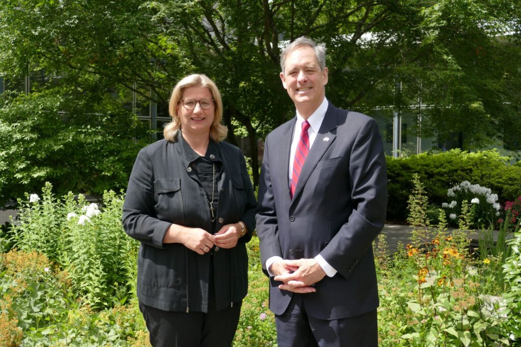 Generalkonsul Norman Thatcher Scharpf und Ministerpräsidentin Anke Rehlinger - © Staatskanzlei des Saarlandes