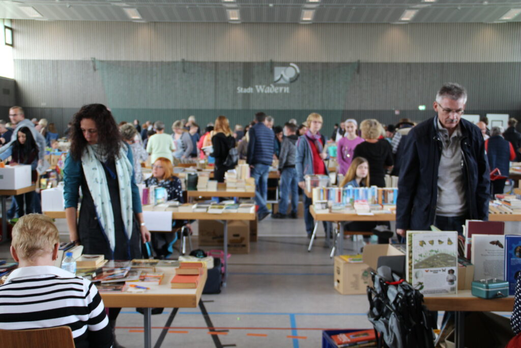 Der große Bücherflohmarkt in Wadern ist ein überregionaler Anziehungspunkt für alle Bücherfans - © Stadt Wadern