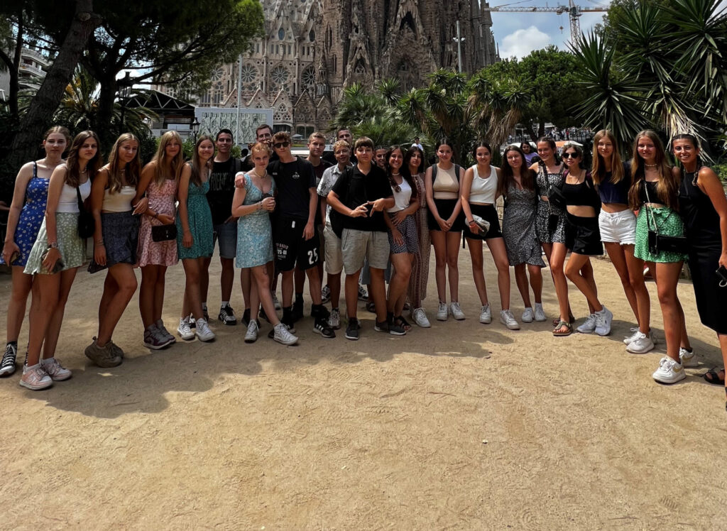 In Barcelona vor der imposanten Sagrada Familia, der römisch-katholischen Basilika des katalanischen Baumeisters Antoni Gaudí - © Beate Hussong