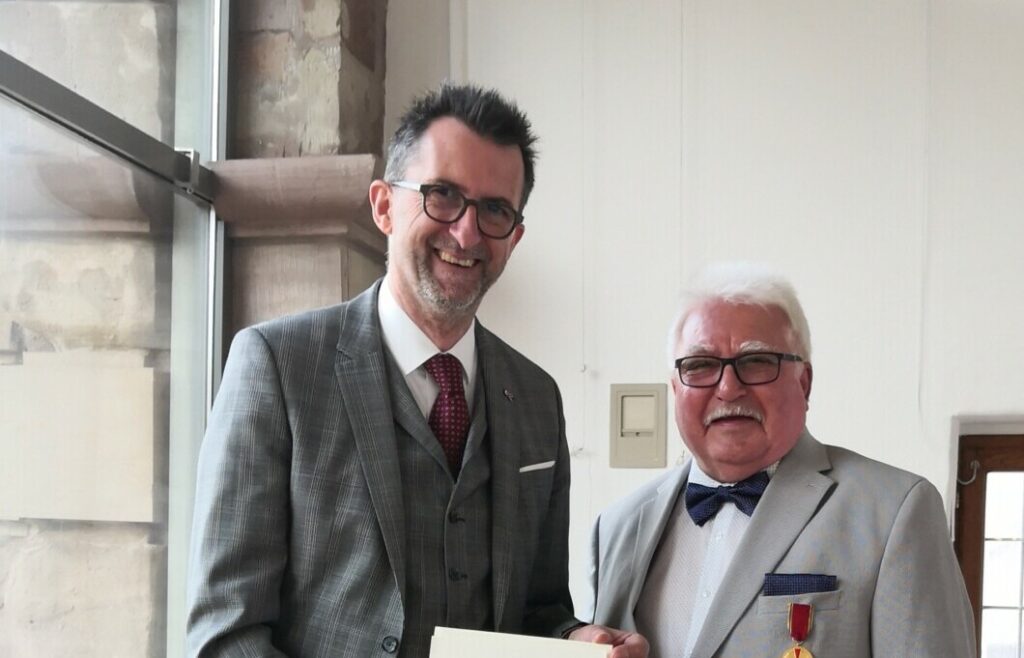 (rechts) erhält von Innenminister Reinhold Jost (links) seine Auszeichnung - © MIBS