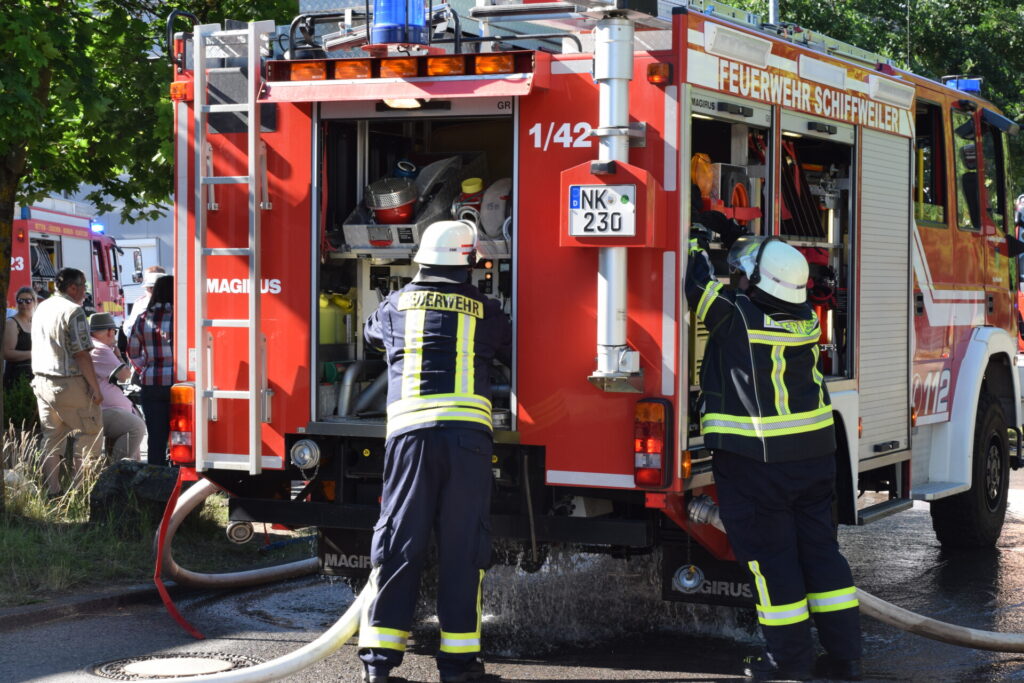 Die Feuerwehr der Gemeinde Schiffweiler im Einsatz bei der Jahreshauptübung im Juli 2022 - © Anika Engel / Gemeinde Schiffweiler