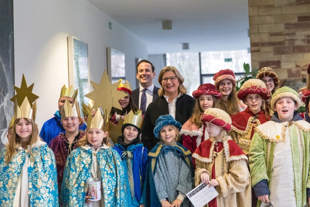 Ministerpräsidentin Anke Rehlinger hat fast 40 junge Sternsinger in der Staatskanzlei empfangen - © Staatskanzlei Saarland