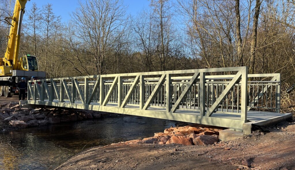 Nach den letzten Feinarbeiten konnte die neue Brücke in der vergangenen Woche für den Fußgänger- und Radverkehr freigegeben werden - © Jürgen Tamble