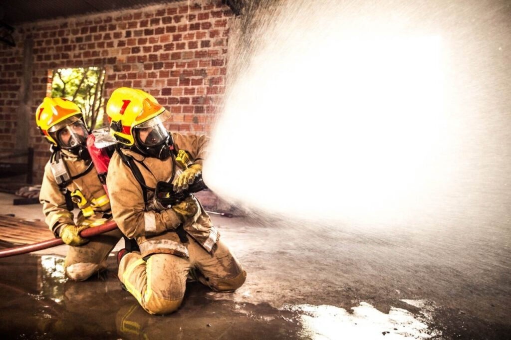Symbolfoto - Feuerwehrleute bei einer Übung - © Pixabay